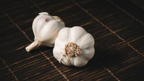 Ilustrasi bawang putih. (Gambar oleh congerdesign dari Pixabay)