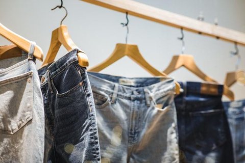 Ilustrasi celana jeans. (dok. Waldermar Brandt/Unsplash.com)