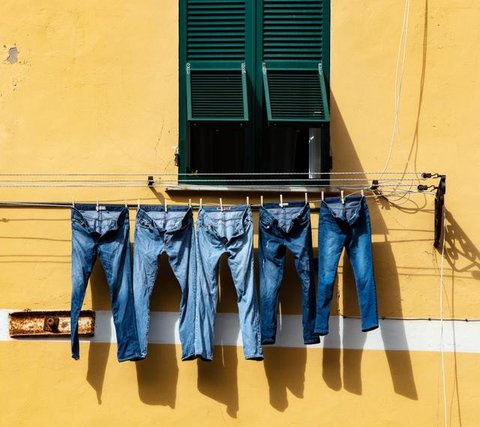 Ilustrasi celana jeans. (dok. Waldermar Brandt/Unsplash.com)