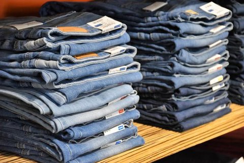 Ilustrasi celana jeans. (dok. Waldermar Brandt/Unsplash.com)