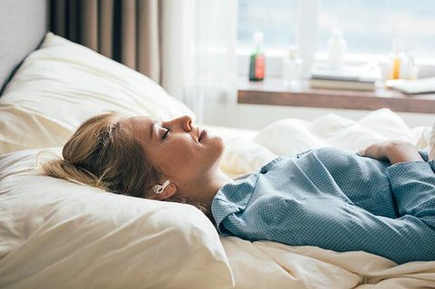 Ilustrasi seseorang mendengarkan musik sebelum tidur. (Sumber: Unsplash)