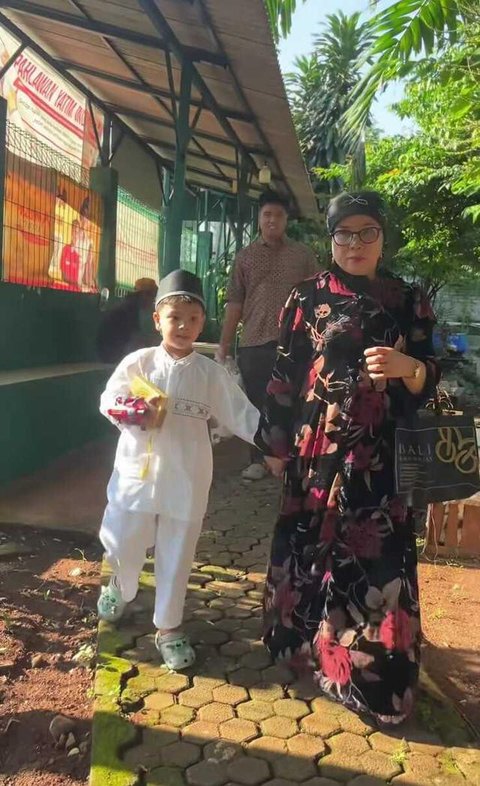 Momen Gala Sky Ziarah ke Makam Orang Tua