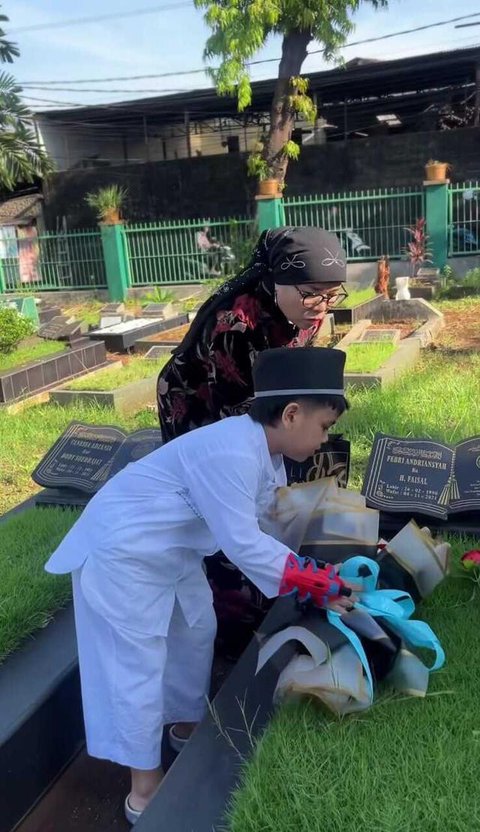 Momen Gala Sky Ziarah ke Makam Orang Tua