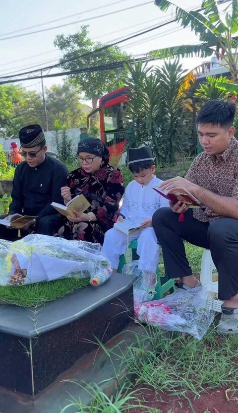Momen Gala Sky Ziarah ke Makam Orang Tua