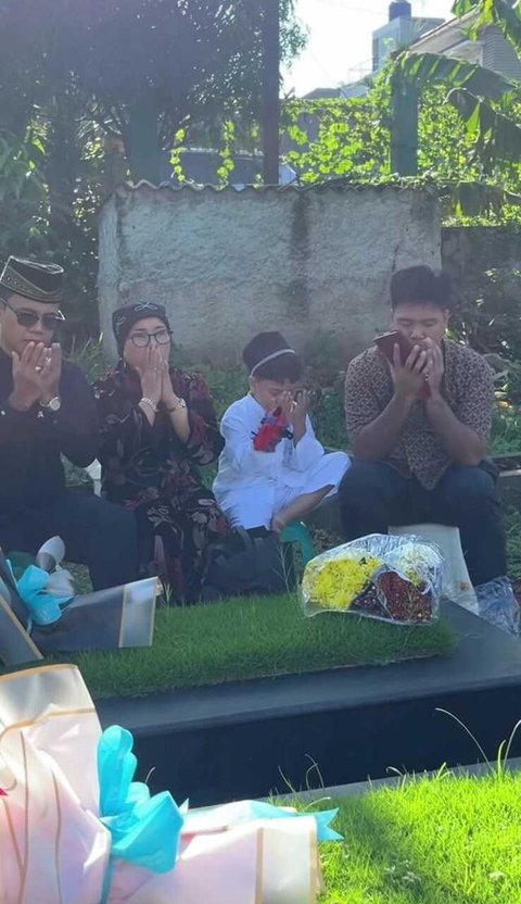 Momen Gala Sky Ziarah ke Makam Orang Tua