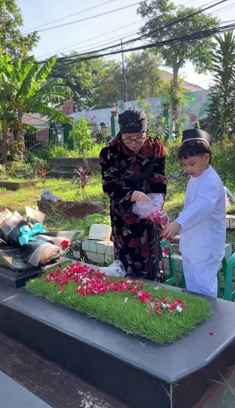 Momen Gala Sky Ziarah ke Makam Orang Tua