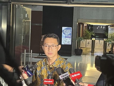 Gubernur Riau Abdul Wahid digiring petugas saat tiba di Gedung Merah Putih KPK, Jakarta, Selasa (4/11/2025). (Antara)