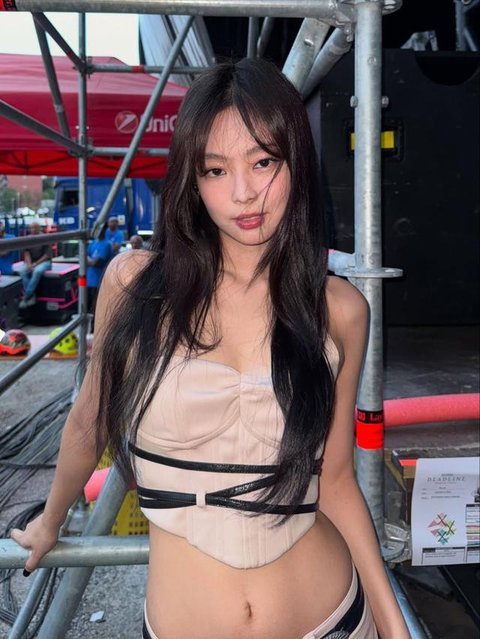 Pakaian Jennie yang serba hitam (dok. Instagram @jennierubyjane/https://www.instagram.com/jennierubyjane//Naura Rizkiawan)