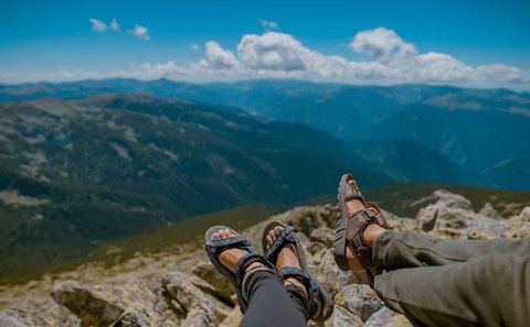 Ilustrasi sandal gunung. (Gambar oleh Peggychoucair dari Pixabay)