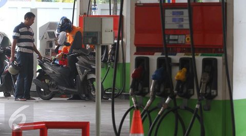 Sejumlah kendaraan mengantri di SPBU kawasan Kuningan, Jakarta, Sabtu (3/9/2022). Pemerintah akhirnya menaikan harga BBM bersubsidi, Adapun harga BBM yang mengalami kenaikan yaitu Pertalite m