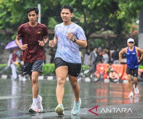 Badan Meteorologi, Klimatologi, dan Geofisika (BMKG) merilis Prakiraan Cuaca BMKG untuk awal November, memprediksi potensi hujan beragam intensitas di berbagai kota besar Indonesia. Waspada!