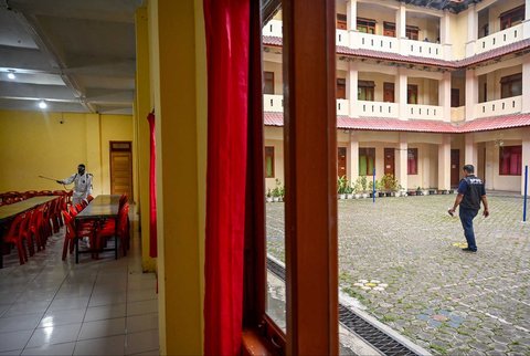 Petugas Badan Penanggulangan Bencana Daerah menyemprotkan cairan disinfektan di ruangan asrama putra Sekolah Menengah Negeri 19, Banda Aceh, Aceh, Jumat (31/10/2025).