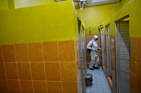 Petugas Badan Penanggulangan Bencana Daerah menyemprotkan cairan disinfektan di ruangan asrama putra Sekolah Menengah Negeri 19, Banda Aceh, Aceh, Jumat (31/10/2025).