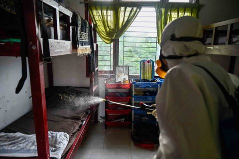 Petugas Badan Penanggulangan Bencana Daerah menyemprotkan cairan disinfektan di ruangan asrama putra Sekolah Menengah Negeri 19, Banda Aceh, Aceh, Jumat (31/10/2025).
