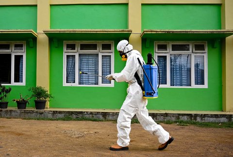 Petugas Badan Penanggulangan Bencana Daerah menyemprotkan cairan disinfektan di ruangan asrama putra Sekolah Menengah Negeri 19, Banda Aceh, Aceh, Jumat (31/10/2025).