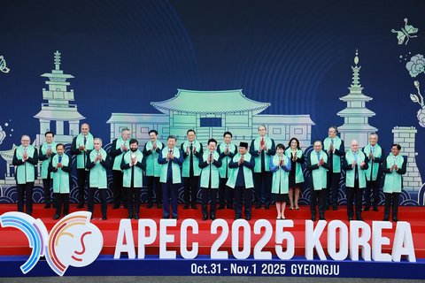 Baris depan dari kiri ke kanan, Perdana Menteri Australia Anthony Albanese, Sultan Brunei Hassanal Bolkiah, Perdana Menteri Kanada Mark Carney, Presiden Chili Gabriel Boric, Presiden Tiongkok Xi Jinping, Presiden Korea Selatan Lee Jae Myung, Presiden Indonesia Prabowo Subianto, Perdana Menteri Jepang Sanae Takaichi, Perdana Menteri Malaysia Anwar Ibrahim, Perdana Menteri Selandia Baru Christopher Luxon, Presiden Filipina Ferdinand Marcos Jr., dan baris belakang dari kiri ke kanan, Kepala Eksekutif Hong Kong John Lee, Wakil Perdana Menteri Papua Nugini John Rosso, Wakil Perdana Menteri Rusia Alexei Overchuk, Perdana Menteri Singapura Lawrence Wong, Perdana Menteri Thailand Anutin Charnvirakul, Presiden Vietnam Luong Cuong, Menteri Keuangan AS Scott Bessent, Menteri Perdagangan Luar Negeri dan Pariwisata Peru Teresa Mera, Menteri Ekonomi Meksiko Marcelo Ebrard, utusan Taiwan untuk Pertemuan Pemimpin Ekonomi APEC 2025 Lin Hsin-i berpose untuk foto bersama di Pertemuan Ekonomi Kerja Sama Ekonomi Asia-Pasifik (APEC) Pertemuan Pemimpin di Gyeongju, Korea Selatan, Sabtu, (01/11/2025).
