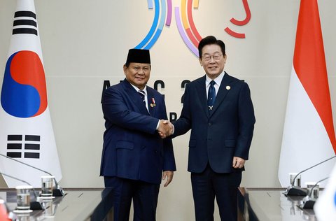 Presiden Prabowo Subianto berjabat tangan dengan Presiden Korea Selatan Lee Jae Myung menjelang pertemuan mereka di Pertemuan Pemimpin Ekonomi Kerja Sama Ekonomi Asia-Pasifik (APEC) di Gyeongju, Korea Selatan, Sabtu, (01/11/2025).