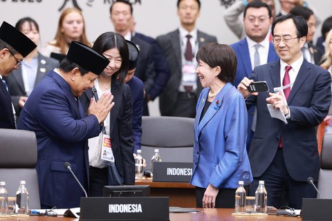 Presiden Prabowo Subianto menyambut Perdana Menteri Jepang Sanae Takaichi pada Pertemuan Pemimpin Ekonomi Kerja Sama Ekonomi Asia-Pasifik (APEC) di Gyeongju, Korea Selatan, Sabtu, (01/11/2025).