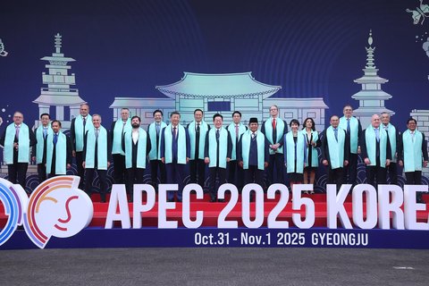Baris depan dari kiri ke kanan, Perdana Menteri Australia Anthony Albanese, Sultan Brunei Hassanal Bolkiah, Perdana Menteri Kanada Mark Carney, Presiden Chili Gabriel Boric, Presiden Tiongkok Xi Jinping, Presiden Korea Selatan Lee Jae Myung, Presiden Indonesia Prabowo Subianto, Perdana Menteri Jepang Sanae Takaichi, Perdana Menteri Malaysia Anwar Ibrahim, Perdana Menteri Selandia Baru Christopher Luxon, Presiden Filipina Ferdinand Marcos Jr., dan baris belakang dari kiri ke kanan, Kepala Eksekutif Hong Kong John Lee, Wakil Perdana Menteri Papua Nugini John Rosso, Wakil Perdana Menteri Rusia Alexei Overchuk, Perdana Menteri Singapura Lawrence Wong, Perdana Menteri Thailand Anutin Charnvirakul, Presiden Vietnam Luong Cuong, Menteri Keuangan AS Scott Bessent, Menteri Perdagangan Luar Negeri dan Pariwisata Peru Teresa Mera, Menteri Ekonomi Meksiko Marcelo Ebrard, utusan Taiwan untuk Pertemuan Pemimpin Ekonomi APEC 2025 Lin Hsin-i berpose untuk foto bersama di Pertemuan Ekonomi Kerja Sama Ekonomi Asia-Pasifik (APEC) Pertemuan Pemimpin di Gyeongju, Korea Selatan, Sabtu, (01/11/2025).