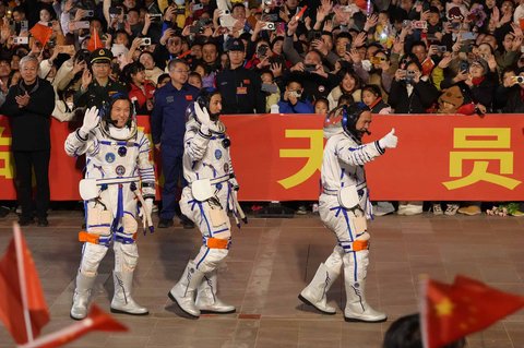 Astronot China untuk misi Shenzhou 21 (dari kiri) Zhang Hongzhang, Wu Fei, dan Zhang Lu melambaikan tangan saat menghadiri upacara pelepasan misi luar angkasa berawak mereka di Pusat Peluncuran Satelit Jiuquan di Tiongkok barat laut, Jumat, (31/10/2025).