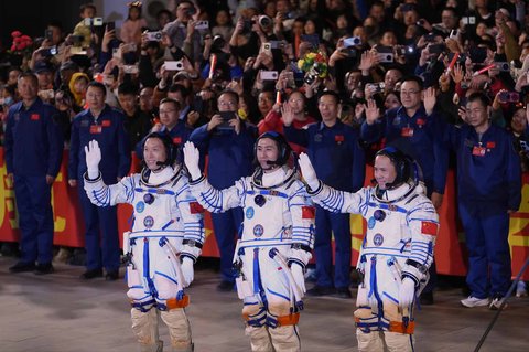 Astronot China untuk misi Shenzhou 21 (dari kiri) Zhang Hongzhang, Wu Fei, dan Zhang Lu melambaikan tangan saat menghadiri upacara pelepasan misi luar angkasa berawak mereka di Pusat Peluncuran Satelit Jiuquan di Tiongkok barat laut, Jumat, (31/10/2025).