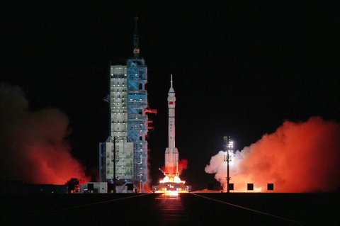 Roket Long March 2F China yang membawa tiga astronaut untuk misi luar angkasa berawak Shenzhou 21, lepas landas di Pusat Peluncuran Satelit Jiuquan di Jiuquan, Tiongkok barat laut, Jumat, (31/10/2025).
