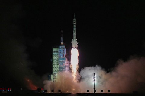 Roket Long March 2F China yang membawa tiga astronaut untuk misi luar angkasa berawak Shenzhou 21, lepas landas di Pusat Peluncuran Satelit Jiuquan di Jiuquan, Tiongkok barat laut, Jumat, (31/10/2025).