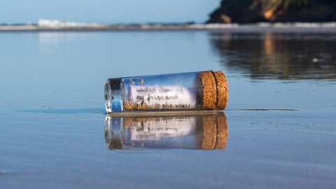 Ilustrasi surat di dalam botol. (Unsplash/Jayne Harris)