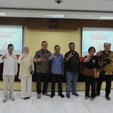 Pembicara Diskoma Edisi 25 X Kanthi Pawiyatan Goes to Campus KPID D. I. Yogyakarta<br />melakukan foto bersama di akhir sesi diskusi