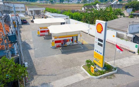 Petugas SPBU melayani pengisian BBM di SPBU Jakarta. Kenaikan harga BBM hari ini di SPBU Pertamina resmi berlaku. Bagaimana harga BBM di SPBU Shell, Vivo dan BP AKR?(Liputan6.com/AnggaYuniar)