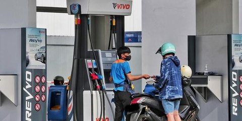 Petugas SPBU melayani pengisian BBM di SPBU Jakarta. Kenaikan harga BBM hari ini di SPBU Pertamina resmi berlaku. Bagaimana harga BBM di SPBU Shell, Vivo dan BP AKR?(Liputan6.com/AnggaYuniar)