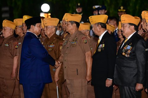 Presiden Prabowo memimpin upacara ziarah nasional dan renungan suci dalam rangka memperingati Hari Pahlawan Tahun 2025 di Taman Makam Pahlawan Nasional Utama (TMPNU) Kalibata, Jakarta, pada Senin, (10/11/2025)
