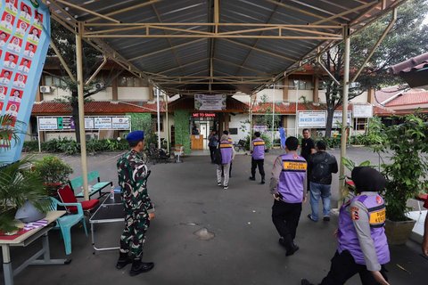 Petugas keamanan berjaga di pintu masuk SMAN 72 Jakarta, Senin (10/11/2025).