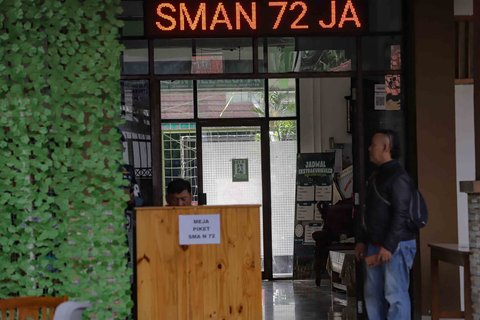 Petugas keamanan berjaga di pintu masuk SMAN 72 Jakarta, Senin (10/11/2025).