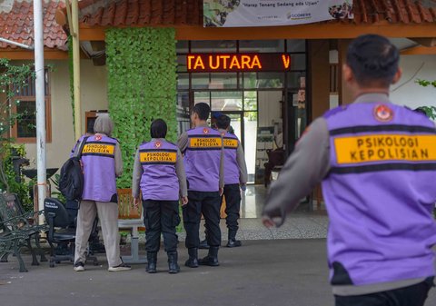Petugas keamanan berjaga di pintu masuk SMAN 72 Jakarta, Senin (10/11/2025).