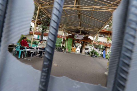 Petugas keamanan berjaga di pintu masuk SMAN 72 Jakarta, Senin (10/11/2025).