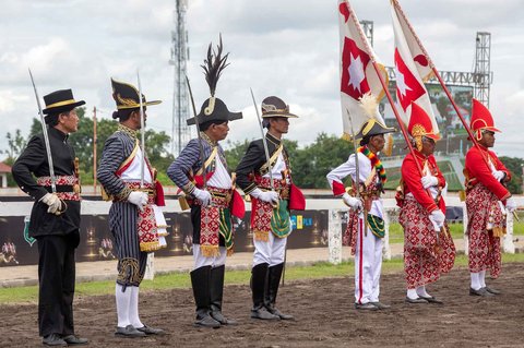 Anggota Bregada, pengawal upacara adat Keraton Yogyakarta, tampil pada upacara pembukaan Piala Raja Hamengku Buwono X 2025 di arena pacuan kuda Sultan Agung di Bantul, Yogyakarta, Minggu (09/11/2025).
