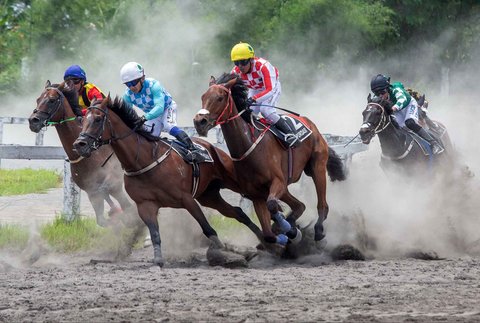 Para joki bertanding pada kejuaraan pacuan kuda nasional tahunan yang memperebutkan piala kerajaan Sultan Hamengku Buwono di arena pacuan kuda Sultan Agung di Bantul, Yogyakarta, Minggu (09/11/2025).