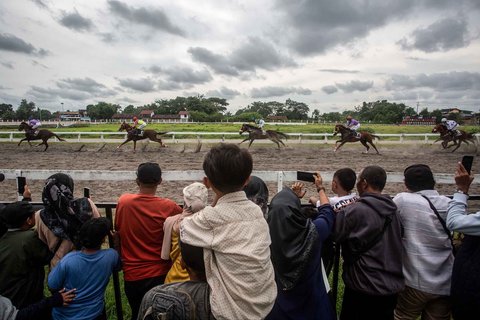 Para joki bertanding pada kejuaraan pacuan kuda nasional tahunan yang memperebutkan piala kerajaan Sultan Hamengku Buwono di arena pacuan kuda Sultan Agung di Bantul, Yogyakarta, Minggu (09/11/2025).