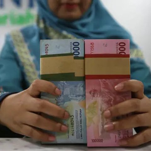 Teller menunjukkan mata uang rupiah di bank, Jakarta, Rabu (22/1/2020). Gubernur Bank Indonesia Perry Warjiyo mengatakan penguatan nilai tukar rupiah yang belakangan terjadi terhadap dolar Am
