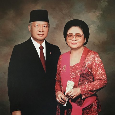 Potret kenangan Pak Harto dan Ibu Tien Soeharto. (Foto: Dok. Instagram @cendana.archives)