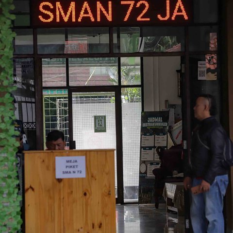 Petugas keamanan berjaga di pintu masuk SMAN 72 Jakarta, Senin (10/11/2025).