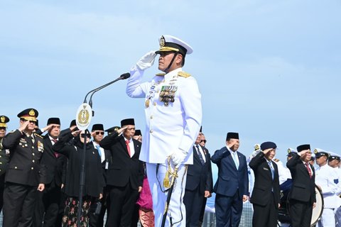 Kasal Laksamana TNI Muhammad Ali saat memimpin upacara peringatan Hari Pahlawan 2025 di atas KRI Brawijaya-320, Senin (10/11/2025).