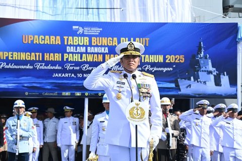Kasal Laksamana TNI Muhammad Ali saat memimpin upacara peringatan Hari Pahlawan 2025 di atas KRI Brawijaya-320, Senin (10/11/2025).