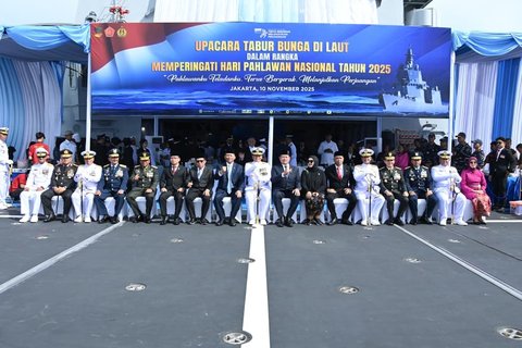 Kasal Laksamana TNI Muhammad Ali saat memimpin upacara peringatan Hari Pahlawan 2025 di atas KRI Brawijaya-320, Senin (10/11/2025).