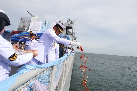 Kasal Laksamana TNI Muhammad Ali saat memimpin upacara peringatan Hari Pahlawan 2025 di atas KRI Brawijaya-320, Senin (10/11/2025).
