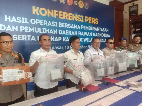 Jumpa Pers BNN Bali soal Pegawai Laundry Miliki 1 Kilogram Ganja Ditangkap