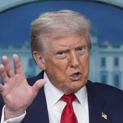Presiden Donald Trump saat berbicara kepada para wartawan di Ruang James Brady Press Briefing di Gedung Putih, Washington, DC pada Senin (11/8/2025). (Dok. AP/Alex Brandon)