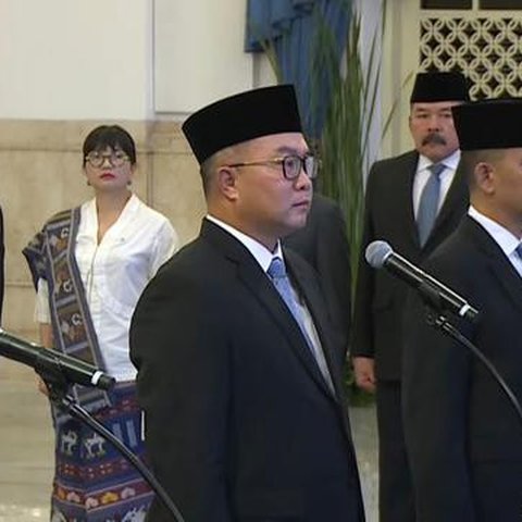 Presiden Prabowo Subianto melantik Rektor Institut Pertanian Bogor (IPB), Arif Satria sebagai Kepala Badan Riset dan Inovasi Nasional (BRIN). (Dok. Tangkapan YouTube Sekretariat Presiden)