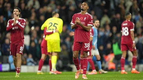 Skuad Liverpool memberikan ucapan selamat pada Giorgi Mamardashvili yang sukses menggagalkan penalti striker Manchester City Erling Haaland di pekan ke-11 Liga Ing